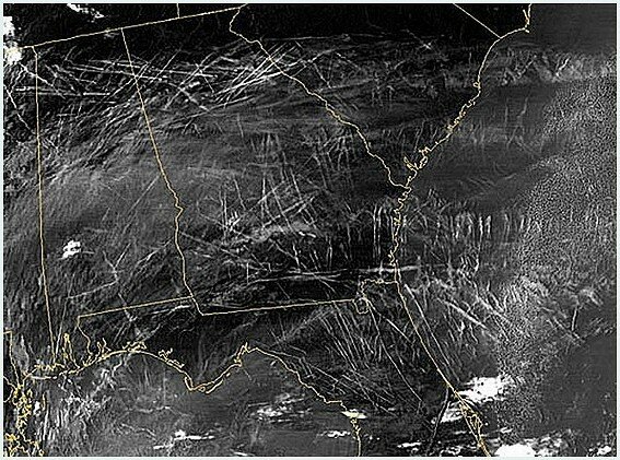 Почему самолет оставляет белый след и как он называется: реактивный, спутный, конденсационный и инверсионный